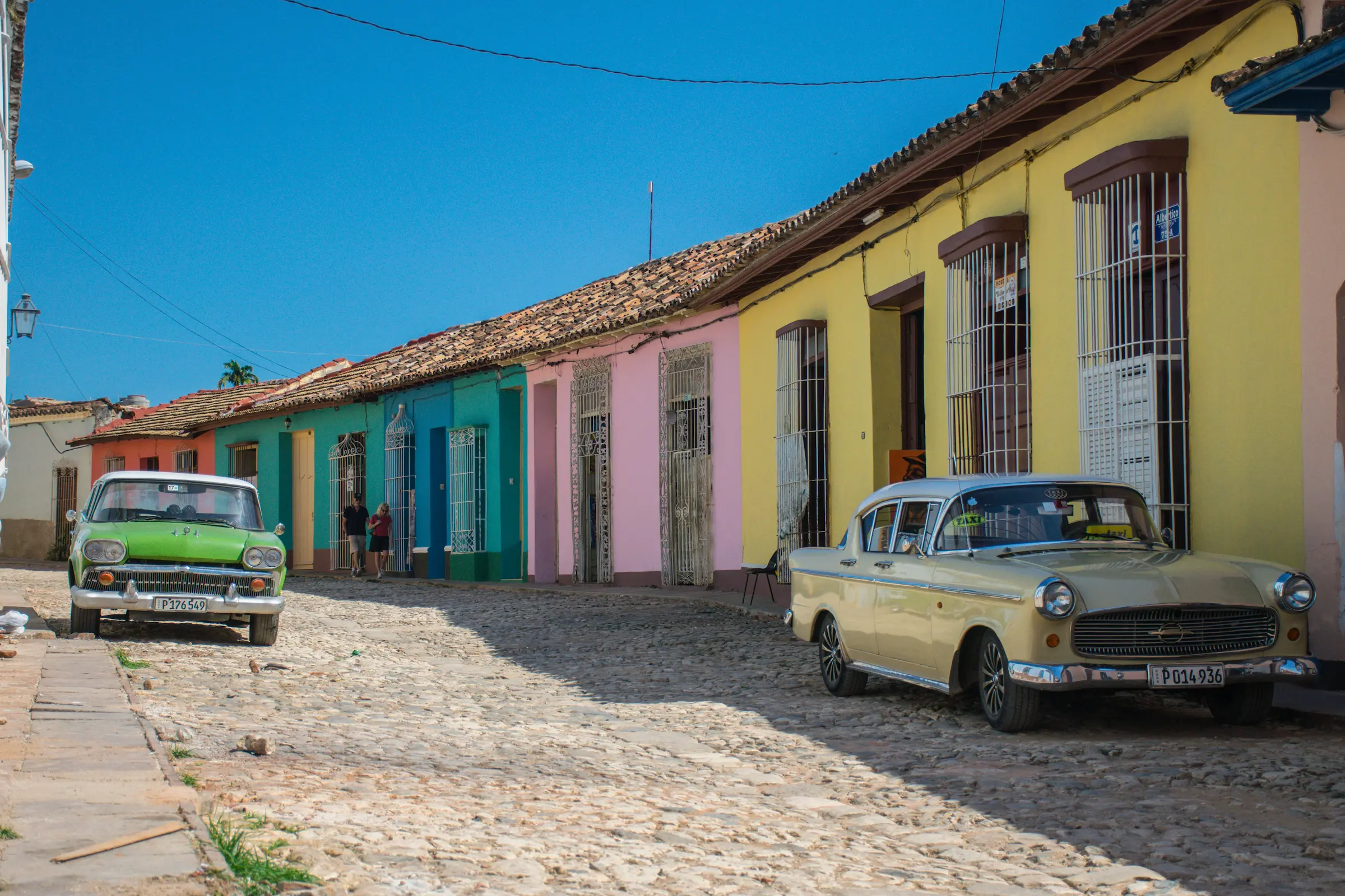 Pastel colonial houses on a cobbled Trinidad street, where many casa particular rooms are found