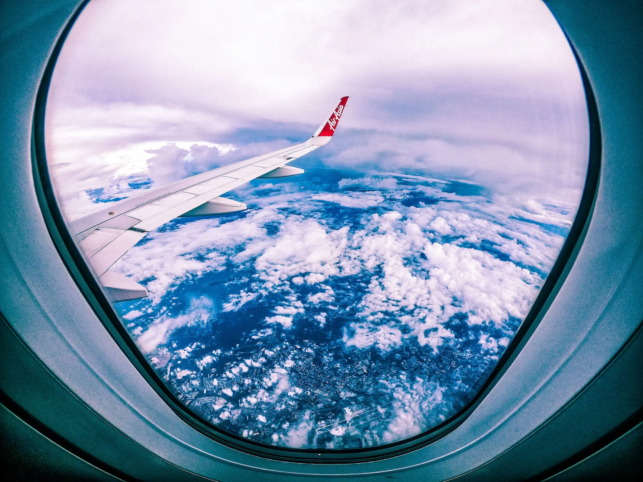 How to find cheap flights: view of an airplane wing from a window seat