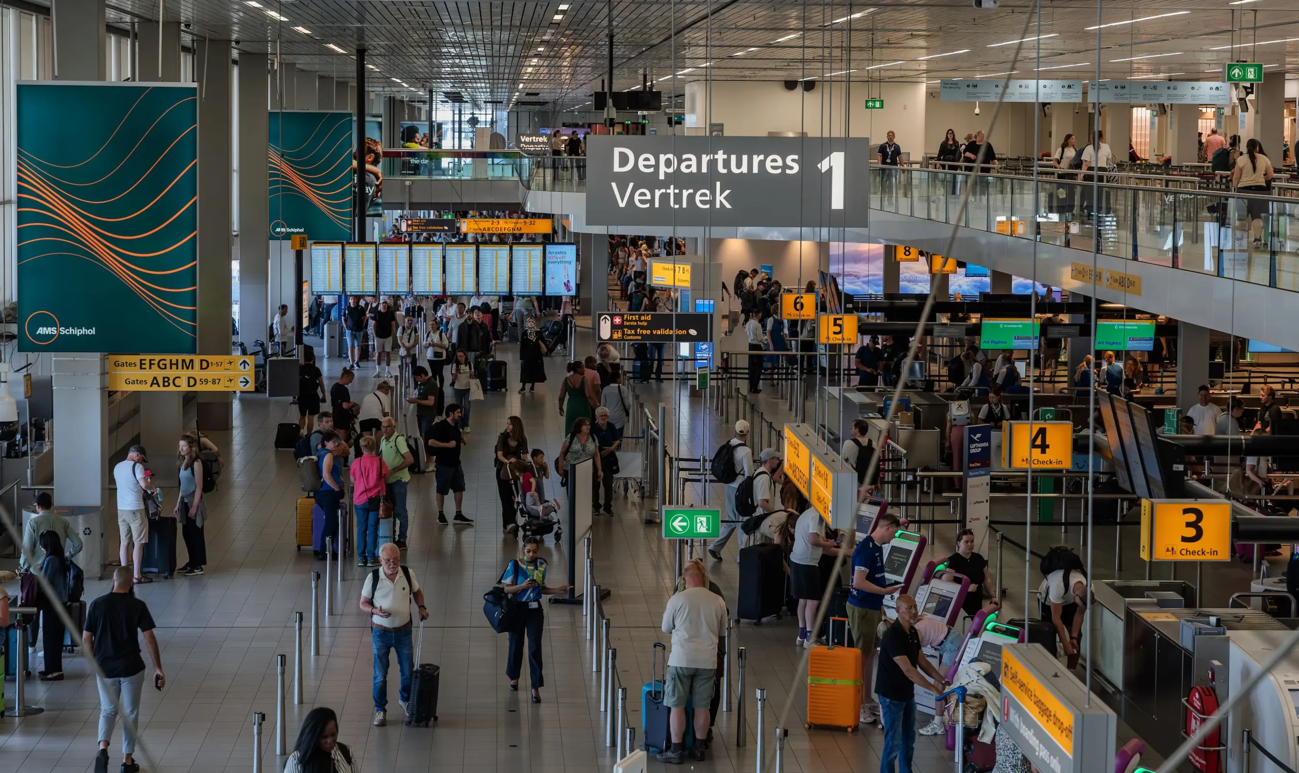How to find cheap flights: traveler checking the departures board at an airport
