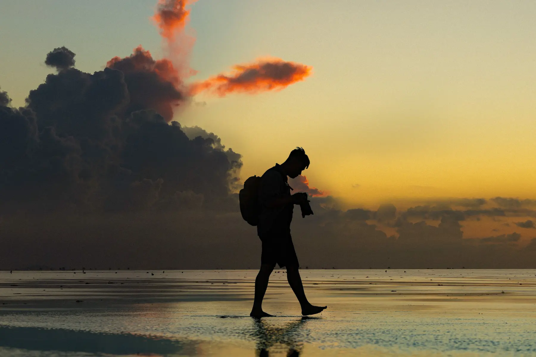 How to find cheap flights: backpacker arriving at a tropical beach after a budget flight