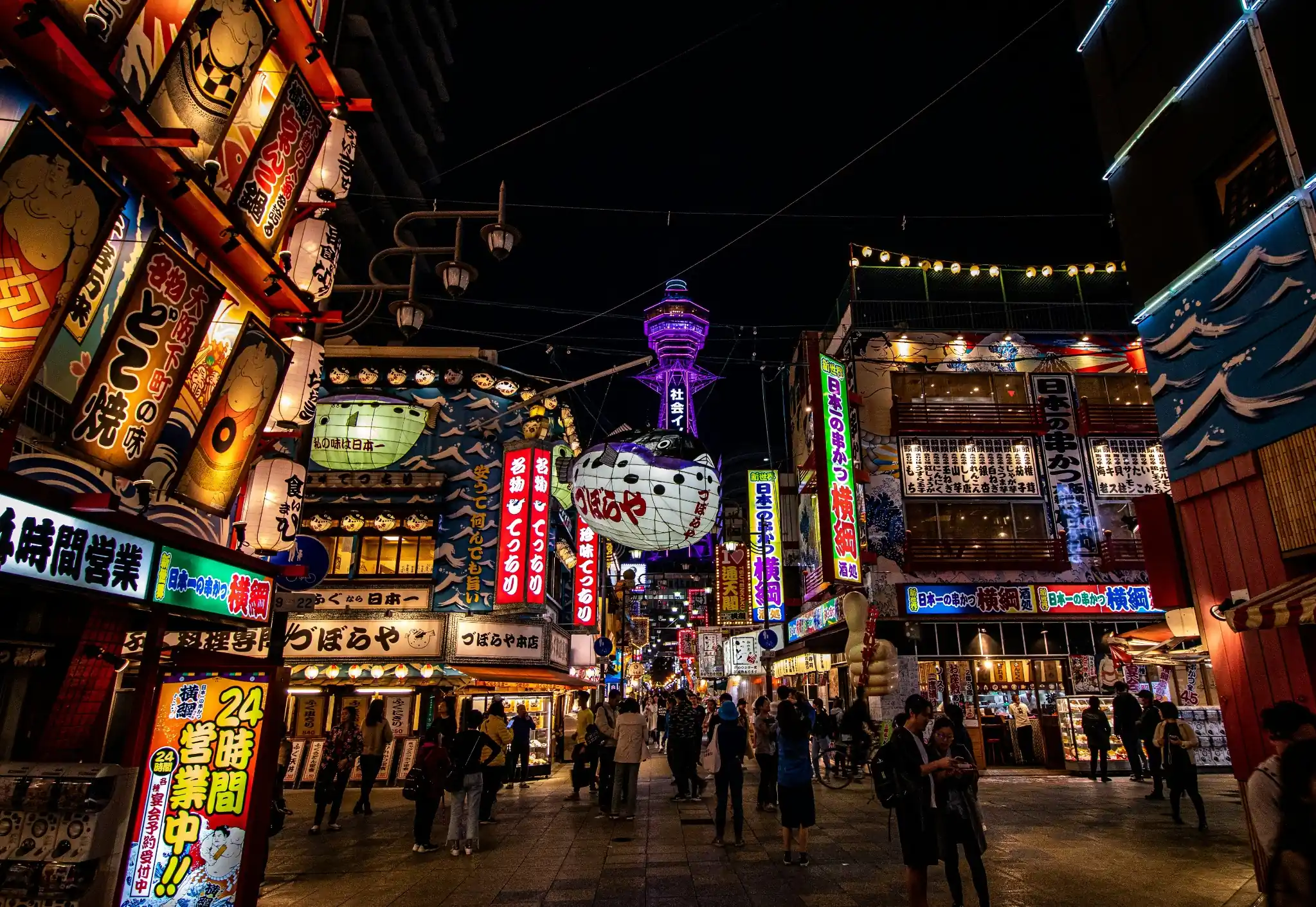Japan 10 day itinerary neon illuminated streets of Shibuya crossing in Tokyo