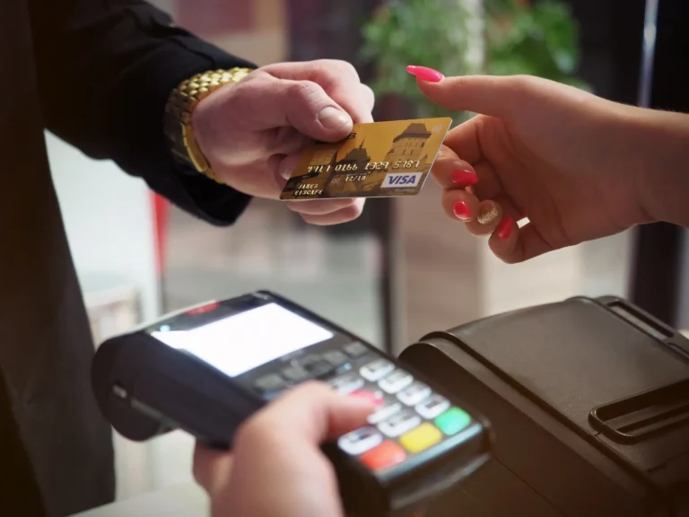 Backpacker paying at a street market stall with a no foreign transaction fee debit card